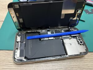 分解中：iPhone14 Proを分解して画面交換を行っている様子