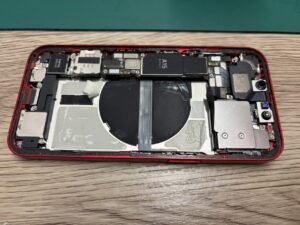 iPhone13分解中の様子・バッテリー交換作業(スマホスピタル自由が丘店)