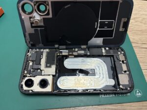 iPhone16分解中の様子・バッテリー交換作業(スマホスピタル自由が丘店)