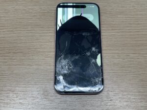 画面の大部分が真っ暗になり表示が確認できないiPhone15