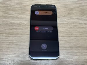 ガラスが割れてタッチ操作が一切効かなくなっているiPhone16Pro