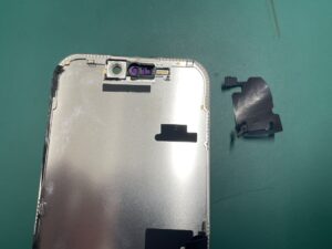 繊細なセンサー類を取り外しているiPhone16Pro