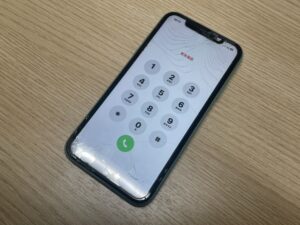 インカメラ部分が粉々に割れてタッチ不良を起こしているiPhone11