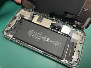 画面を開いて水没確認を行いFaceIDセンサーを慎重に移植しているiPhone11