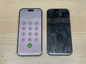 液晶画面交換が完了し綺麗に画面が表示されているiPhone15Pro