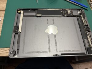 iPad7分解中の様子・充電口交換作業(スマホスピタル自由が丘店)