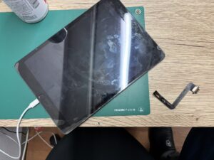 iPad7充電口交換完了後の充電確認(自由が丘対応)