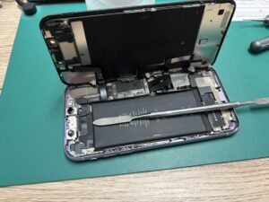 iPhone11分解中の様子・画面パネル交換作業(スマホスピタル自由が丘店)