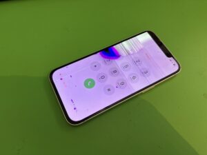 iPhone16eの画面が紫色になってしまった状態(自由が丘・スマホスピタル自由が丘店)