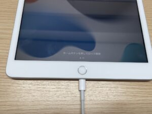 異物が除去され正常に充電器が挿さり充電されているiPad7