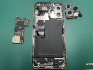 分解して内部洗浄を行い水滴を除去し状態を確認しているiPhone13ProMAX
