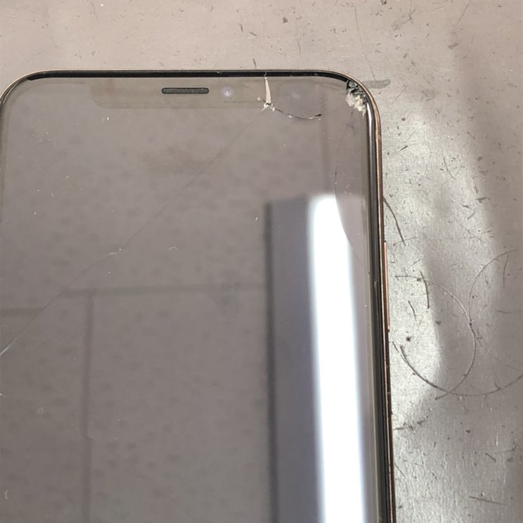 iPhone　端が　ちょっとだけ割れている