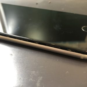 iphone6s画面パネル　隙間が出来ている