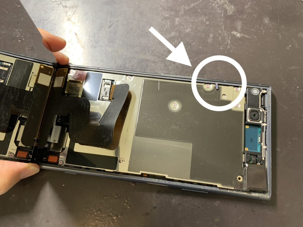 バッテリーが膨張してネジが外れた状態