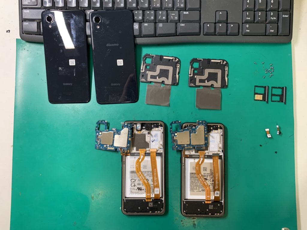 GalaxyA225G基板を外す様子