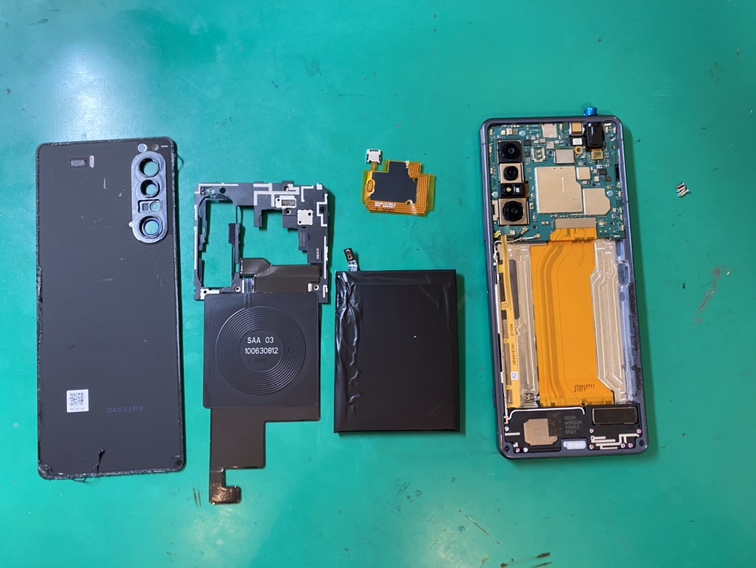 Xperia1Ⅱのバッテリーを取り外す