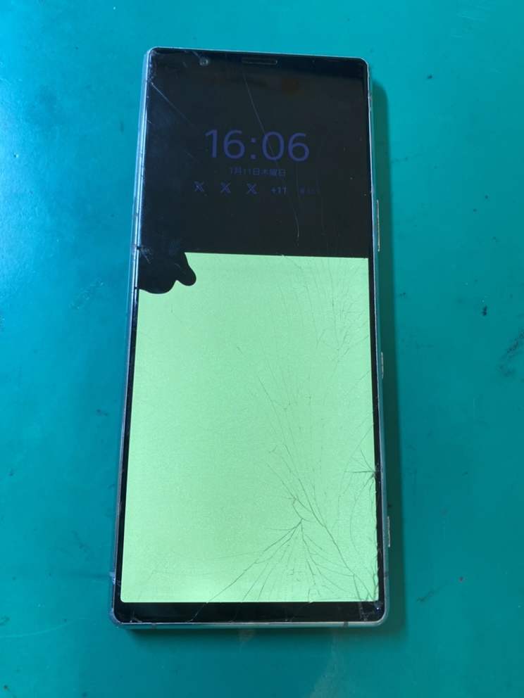 Xperia5画面割れと液晶漏れ