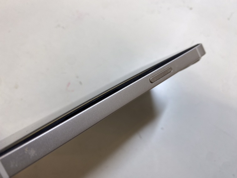 iPhone13の画面が浮き上がって居る様子