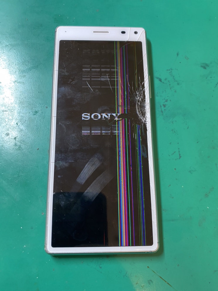 画面割れで線が入ったXperia8