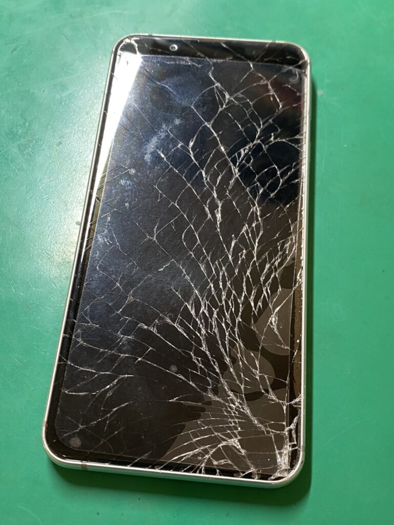 AQUOSsensebasic3の画面割れ