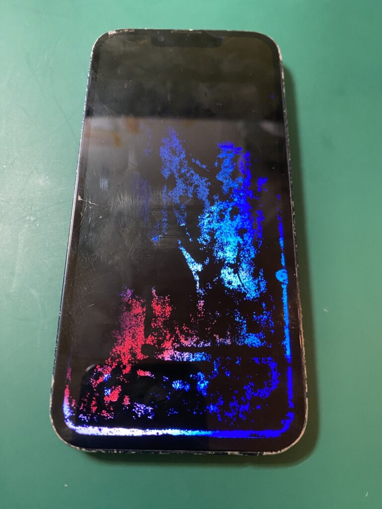 落下後に画面割れと、液晶にシミがあらわれたiPhone 13