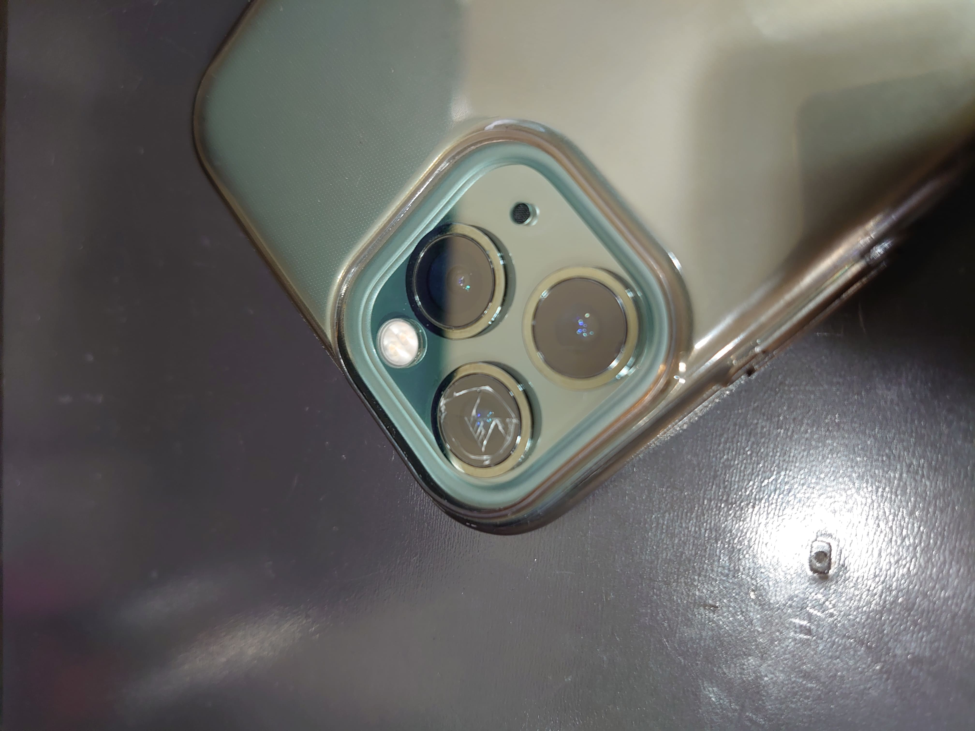 iPhone 11 Pro　バックカメラレンズ　割れ