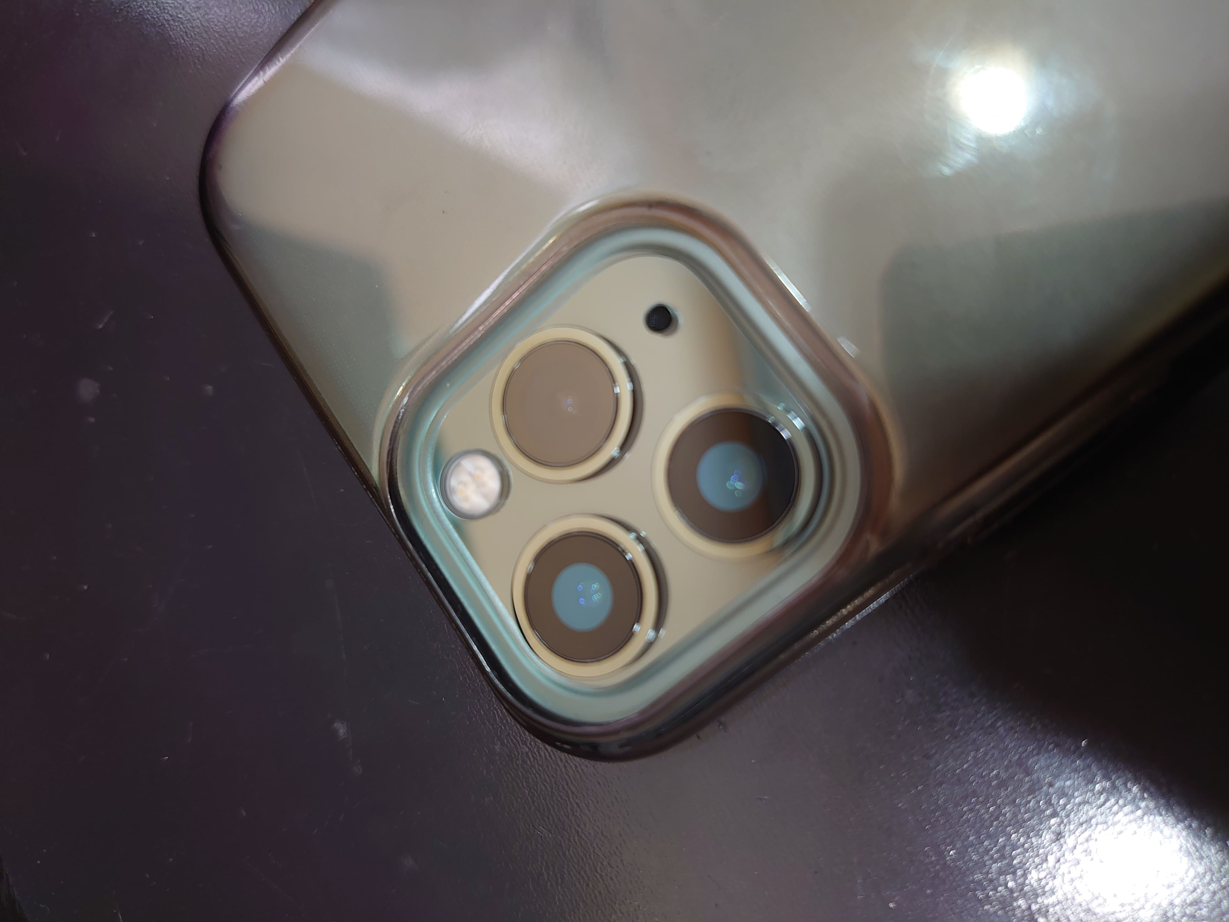 iPhone 11 Pro　バックカメラレンズ　割れ