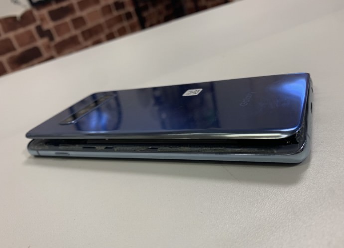 Galaxy バッテリー膨張