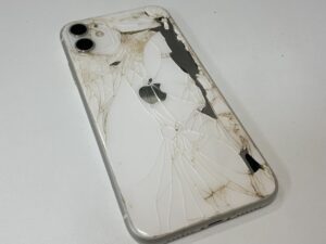 iPhone 11 背面割れ　関内