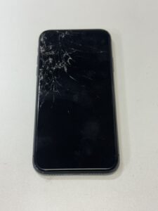 iPhone11画面修理前のガラス割れ状態 横浜関内