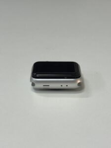 Apple Watch Series 3の画面がバッテリー膨張により浮き上がった状態