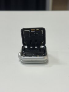分解されたApple Watch Series 3の内部構造。画面が開いた状態でバッテリー交換準備中