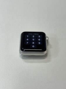 Apple Watch Series 3のバッテリーを慎重に取り外している様子