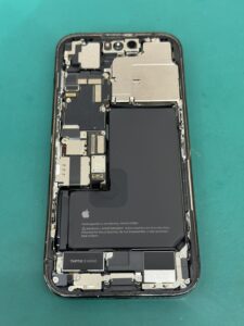 iPhone13ProMax修理中の状態