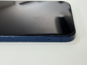 膨張したiPhone12のバッテリー