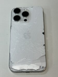 iPhone16Pro 背面割れ