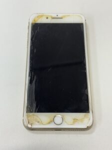 ボロボロのiPhone7Plus
