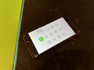 「横浜・関内のスマホスピタルに持ち込まれた画面が激しくひび割れたiPhoneSE2」