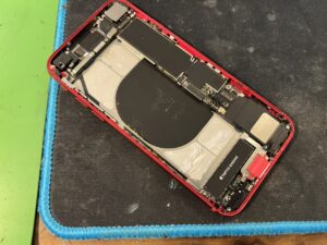 「スマホスピタル横浜関内店にてiPhoneSE2の画面交換を行うための内部分解工程」