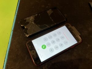 「横浜でiPhoneSE2の画面交換修理が完了し、新品同様の輝きを取り戻した状態」