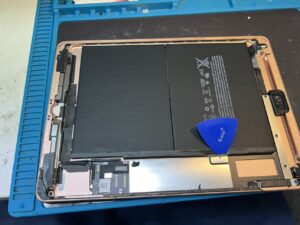 スマホスピタル横浜関内店でiPad 6のパネルを開封し電池交換する様子