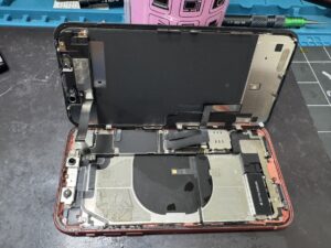 スマホスピタル横浜関内店でiPhoneXRを分解し電池交換中