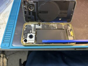 スマホスピタル横浜関内店でiPhone 14を分解し背面カメラを交換中