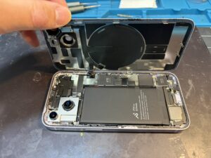 iPhone14のバッテリー交換のため本体を分解している様子