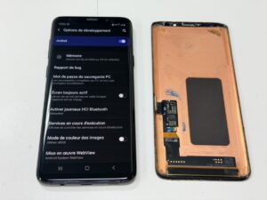 スマホスピタル横浜関内店で行っているGalaxy S9+の分解と画面交換作業の様子