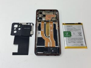 スマホスピタル横浜関内店で行っているOPPO Reno7 Aの分解とバッテリー交換作業の様子