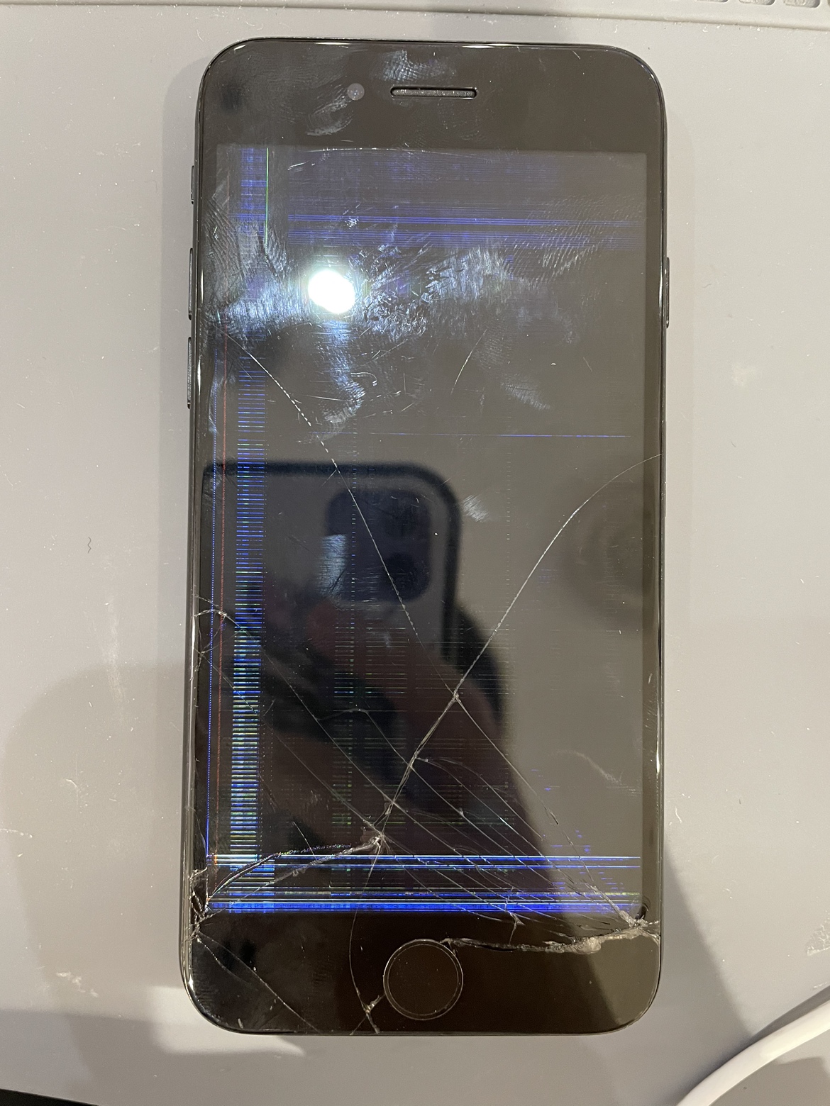 液晶が全く映らなくなってしまったiPhone7