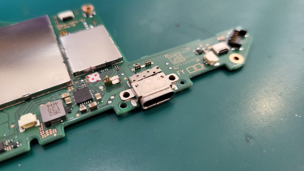 取り外したコネクタ