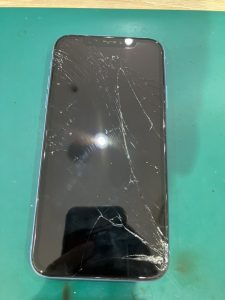 iPhoneXR　画面割れ