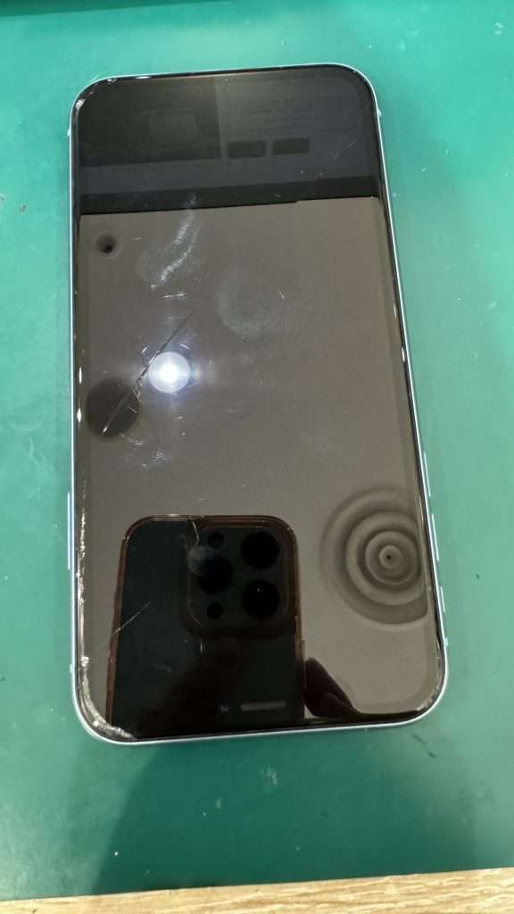 修理前のiPhone XR.画面が映らなくなっている.